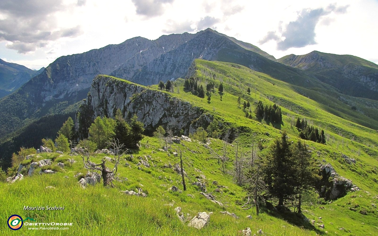 17 Panorama verso il Menna, con la lunga dorsale da risalire....JPG